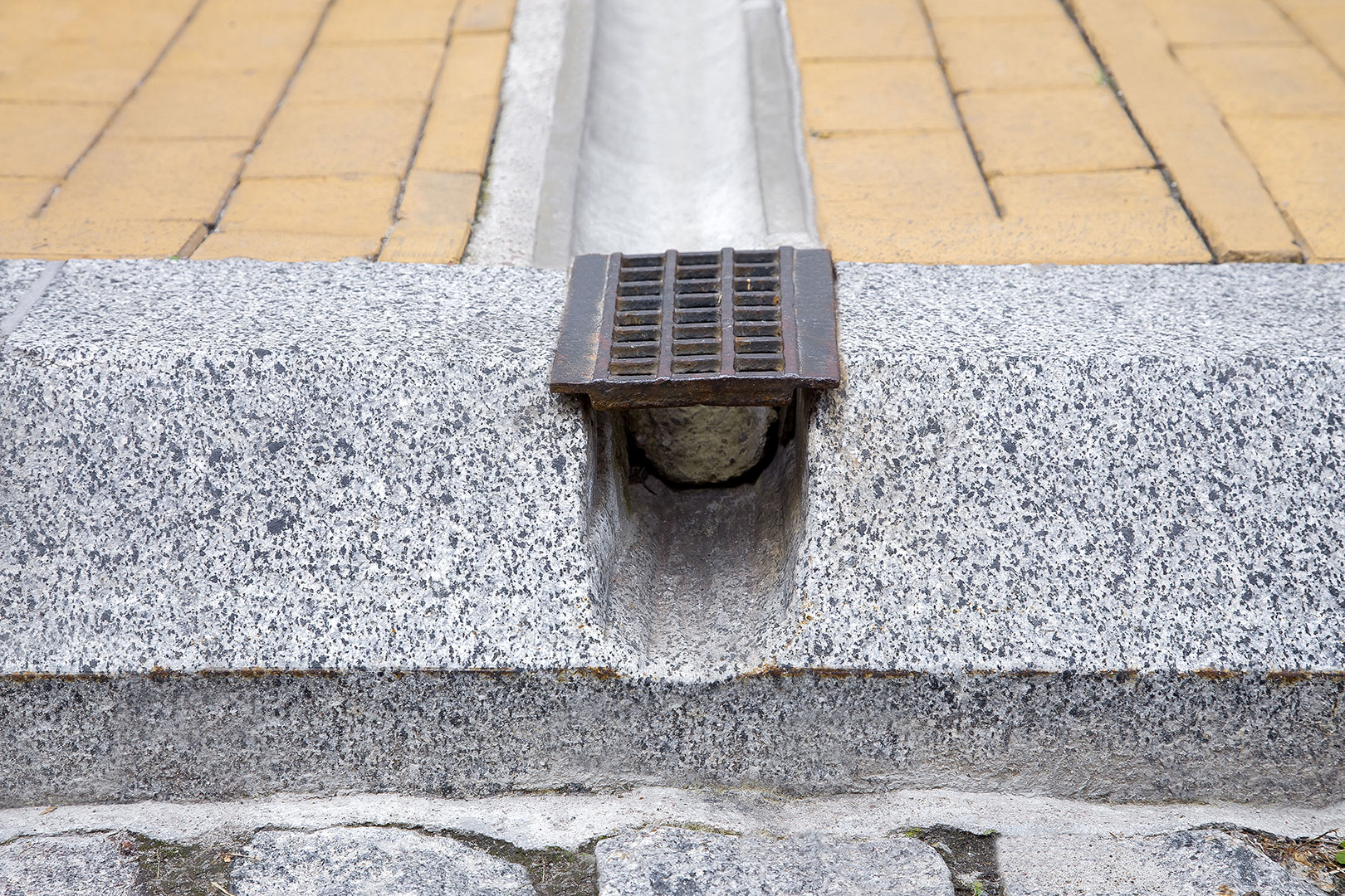 Trench curb concrete installation